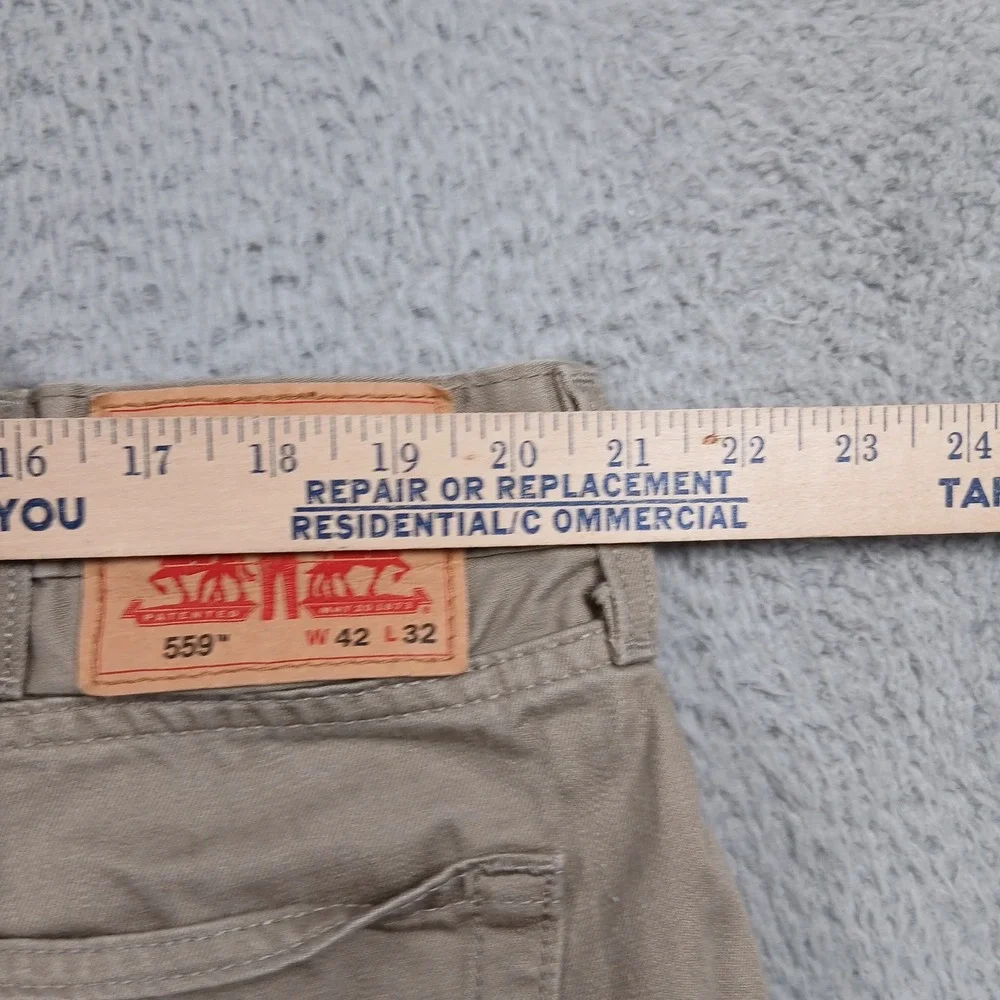 Levi's 559 Relaxed Straight Fit Khaki‎ Chino Pants Men's 42x32 Tan EUC